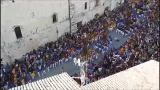 Festa dei Ceri, la pericolosa caduta del ceraiolo durante la folle corsa