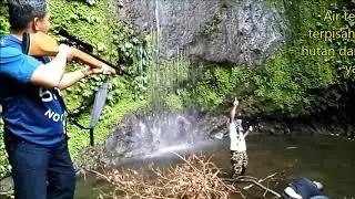 SUNGGUH 'MENEGANGKAN' AKSI 'PEMBURU' DI AIR TERJUN 'JODOH' DI DESA KAHAYYA INI