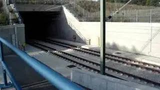ICE 3 at 300 kmh / 186 mph in tunnel
