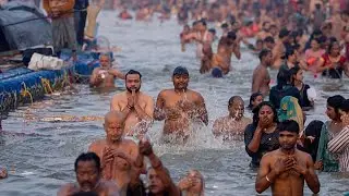 Tausende Hindu-Pilger rituell baden beim Magh-Mela-Fest am Sangam