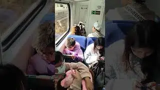 弟弟邊坐火車邊玩Switch