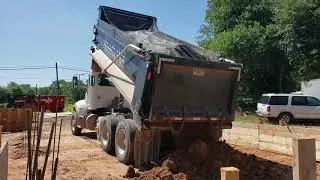 Dump Truck 🇺🇸- Dumping a Load of Dirt