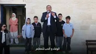 طالب يزور مُعلمه بعد 28 سنه بالطابور الصباحي في مدرسة اكاديمية خليل الرحمن ، مقطع مؤثر ، حب  المعلم
