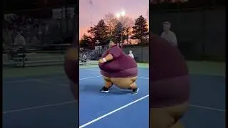 Абсолютно потрясающий новый теннисный феномен! #смешно