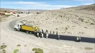 Colocación de micropavimento - Ruta nacional PE-38 (Consorcio Vial COSAPI - Mota Engil)