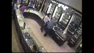 THEFT - MONTREAL JEWELERY STORE - CAUGHT ON CAMERA -ROBBERY - VOL