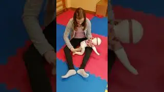 Ćwiczenie wspomagające siad z pozycji czworaczej (sposób 1)