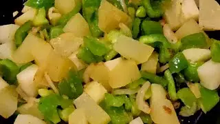 Papas con pimiento, huevo, cebolla y queso Monterrey!!