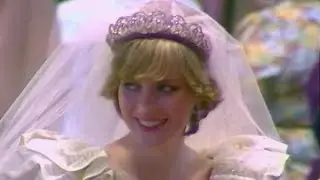 Princess Diana fans gather around Kensington Palace for 25th anniversary of her death