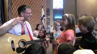 Rabbi Weisblum Preparing the Children for Shabbat