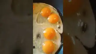 4 яйца с сюрпризом на завтрак.                                 #food #yummy #breakfast