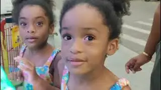 Hadassa e Antonella tentando pegar um ursinho 