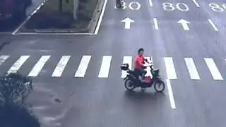Truck Crushes A Bike In China | Acidente China Caminh&atilde;o Bate em Moto