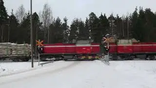VR feight train T 58364 passed KUKONHIEKANTIE level crossing @ Saarij&auml;rvi, Finland