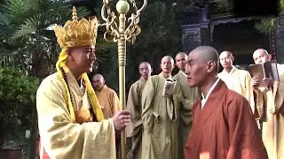 Монахов презирают, но они не знают, что находятся под защитой богов.
