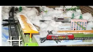 Siku 1791 Doppelstock-Zug in einem Schneedorf (H0 modelleisenbahn)