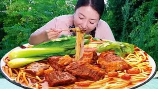 小雨今天做紅燒牛肉麵，大塊牛肉油汪汪的澆在麵條上，一口肉一口面過癮【市民朱小雨】