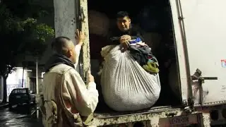 LA PACA DE ROPA ¿QUE SE SIENTE SER EL PRIMERO QUE LA ABRE? / GAJES DE ESTE OFICIO /reportaje.