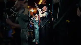 Trupa care ridică invitații &icirc;n picioare | Show Live | Colors In Stereo