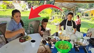 Nunca Habia Visto Una Piscina, Y Hoy Almorzar Rico A la Orilla de Una Piscina