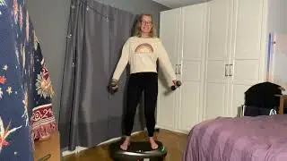 10 minuter FLÖDE, ENERGI OCH STYRKA på Vibb-platta och med hantlar