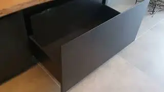 TV komoda jaseň mas&iacute;v,čierne dvierka od Aredo