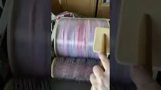 Art batt on a drum carder. #artyarn #пряха #