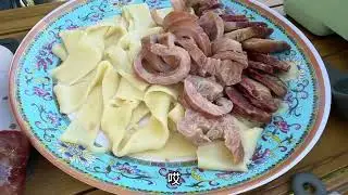 新疆小伙在山上煮马肉，做一顿马肉那仁吃，皮带面加马肚真的绝了#熏马肠