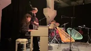 Philipp Heuermann (Kontrabass), Jonas Perner (Schlagzeug) und Ad&eacute;l K&ouml;v&eacute;cs (Klavier)