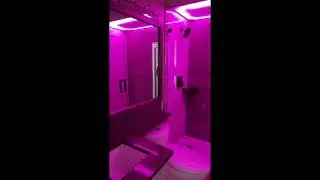 BAD BUNNY - RLNDT, pero estas en el baño en una fiesta.