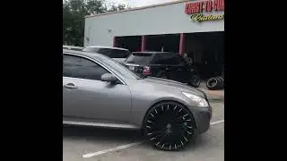 Infiniti G37 na 26-calowych oponach Lexanis firmy Coast 2 Coast Customs