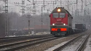 Тепловоз 2ТЭ25КМ-0289 с грузовым поездом на подходе к станции Щербинка.