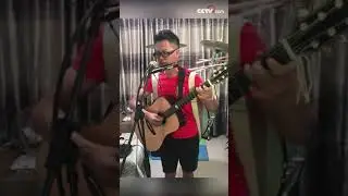 One-man band plays multiple instruments| CCTV English