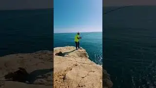 Cliff fishing in Oman 🇴🇲 #cliff #fishing #fishinglife #jigging #adventure