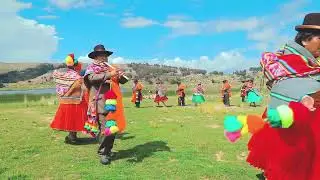 Tradicional Pinkillada expresión aimara en las orillas del lago sagrado de los incas.