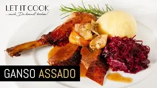 Ganso assado com chucrute roxo e bolinho de batata