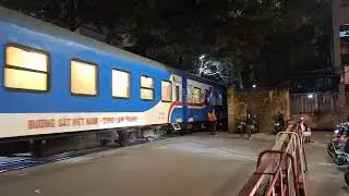 HNR 36: D13E-716 k&eacute;o t&agrave;u kh&aacute;ch NA1 th&ocirc;ng qua chắn Kh&acirc;m Thi&ecirc;n