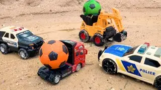 Police car arrests excavator and truck and takes them to the block jail - Bibo in Portuguese