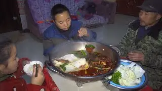 阿哥做了一锅红辣辣的牛筋火锅，这吃饭简直太过瘾了，看饿了
