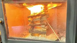 Простой способ разжечь печь, горя сверху вниз.