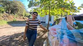 Asta la montaña ⛰️ fuimos a dejar pollo 🐓 para la comidita de este día 24 