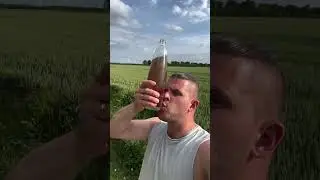Этот парень выпивает напитки за 1 секунду... 🥛 #факты
