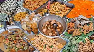 Talad Trok Mo, a popular morning market in Bangkok with traditional Thai food.