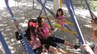 Miniestrellas divirtiendose en el parque