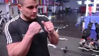 Упражнение на бицепс со штангой, тренировка для ударной мощи рук в боксе