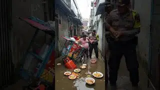Hanya di Indonesia! Ibu Hamil Bertahan di Warung Terendam, Makanan Berserakan 😭 #banjirjakarta