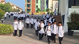 Hari Jumat Santri SMP Berangkat Sekolah