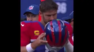 Andrew Van Ginkel intercepts the Daniel Jones pass vs. New York Giants