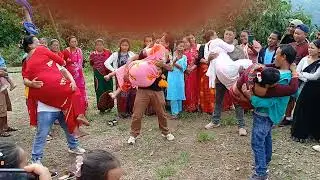 बुढाला बुढि बाेक्ने खेल अरुबेलामा बुढिले बुढा बाेक्थाे भने अहिले बुढाले बुढि बाेक्ने😁😁😁 #foryou 