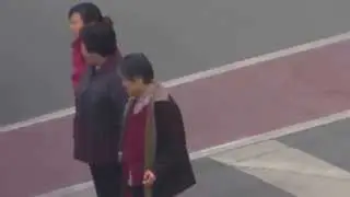 BodyLanguage Chinese Women Walking